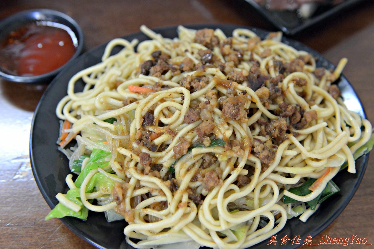 [台中大雅]上楓麵店 – 民國75年創立的老牌麵店,30元炒麵/炒米粉份量超大一盤,淋上甜辣醬和店家自製鮮辣椒醬,吼好吃得不得了。