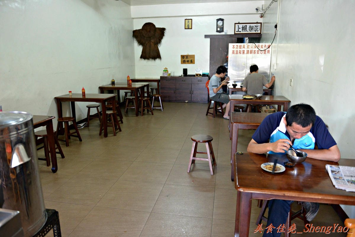 [台中大雅]上楓麵店 – 民國75年創立的老牌麵店,30元炒麵/炒米粉份量超大一盤,淋上甜辣醬和店家自製鮮辣椒醬,吼好吃得不得了。