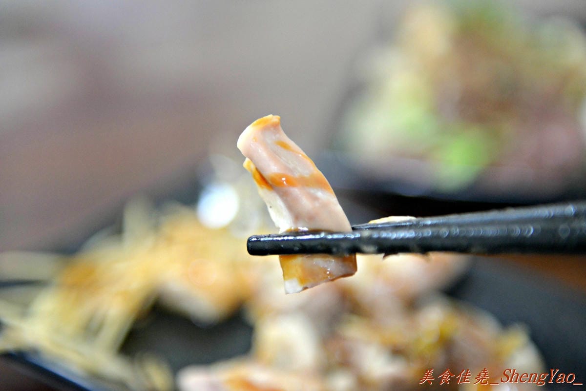 [台中大雅]上楓麵店 – 民國75年創立的老牌麵店,30元炒麵/炒米粉份量超大一盤,淋上甜辣醬和店家自製鮮辣椒醬,吼好吃得不得了。