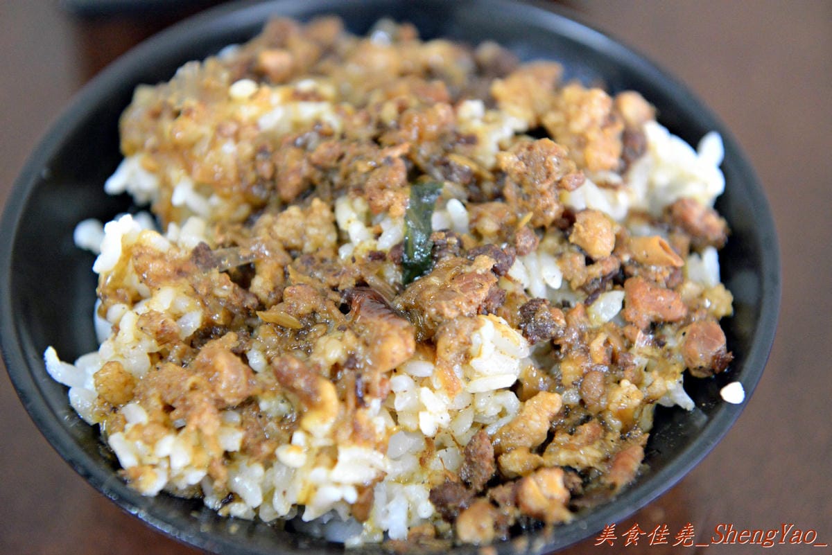 [台中大雅]上楓麵店 – 民國75年創立的老牌麵店,30元炒麵/炒米粉份量超大一盤,淋上甜辣醬和店家自製鮮辣椒醬,吼好吃得不得了。