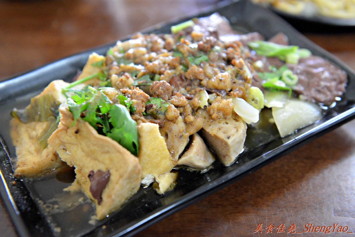 [台中大雅]上楓麵店 – 民國75年創立的老牌麵店,30元炒麵/炒米粉份量超大一盤,淋上甜辣醬和店家自製鮮辣椒醬,吼好吃得不得了。