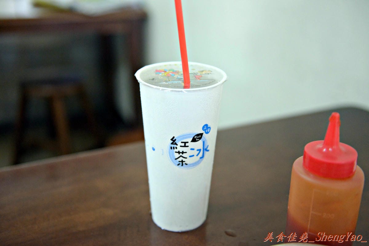 [台中大雅]上楓麵店 – 民國75年創立的老牌麵店,30元炒麵/炒米粉份量超大一盤,淋上甜辣醬和店家自製鮮辣椒醬,吼好吃得不得了。
