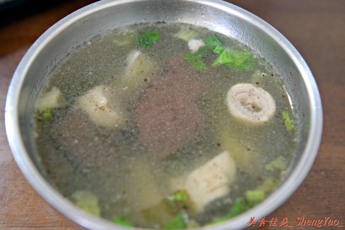 [台中大雅]上楓麵店 – 民國75年創立的老牌麵店,30元炒麵/炒米粉份量超大一盤,淋上甜辣醬和店家自製鮮辣椒醬,吼好吃得不得了。