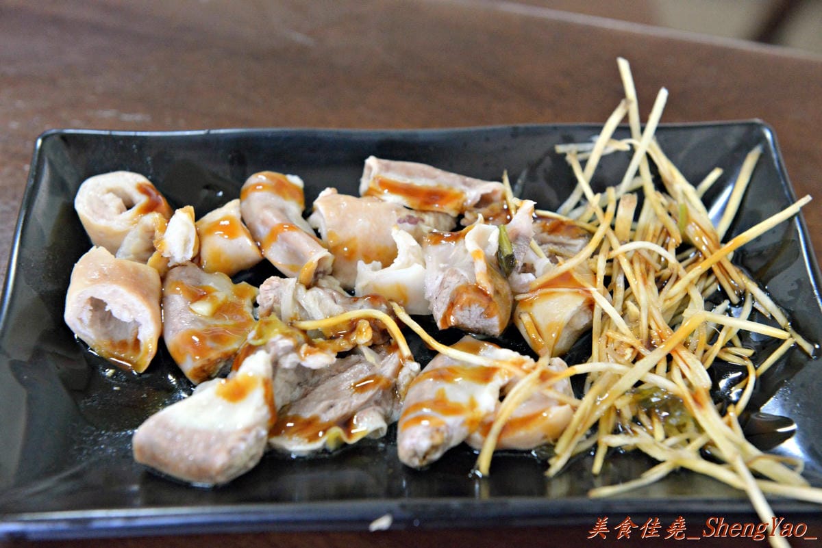 [台中大雅]上楓麵店 – 民國75年創立的老牌麵店,30元炒麵/炒米粉份量超大一盤,淋上甜辣醬和店家自製鮮辣椒醬,吼好吃得不得了。