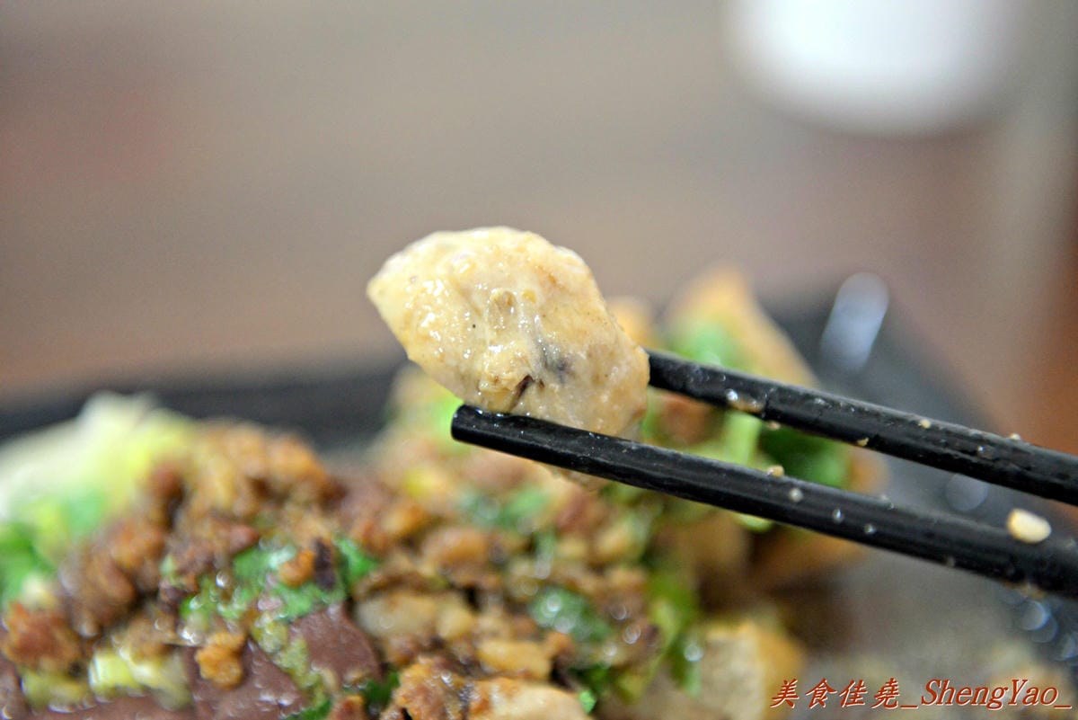 [台中大雅]上楓麵店 – 民國75年創立的老牌麵店,30元炒麵/炒米粉份量超大一盤,淋上甜辣醬和店家自製鮮辣椒醬,吼好吃得不得了。