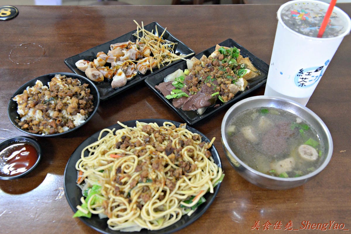 [台中大雅]上楓麵店 – 民國75年創立的老牌麵店,30元炒麵/炒米粉份量超大一盤,淋上甜辣醬和店家自製鮮辣椒醬,吼好吃得不得了。