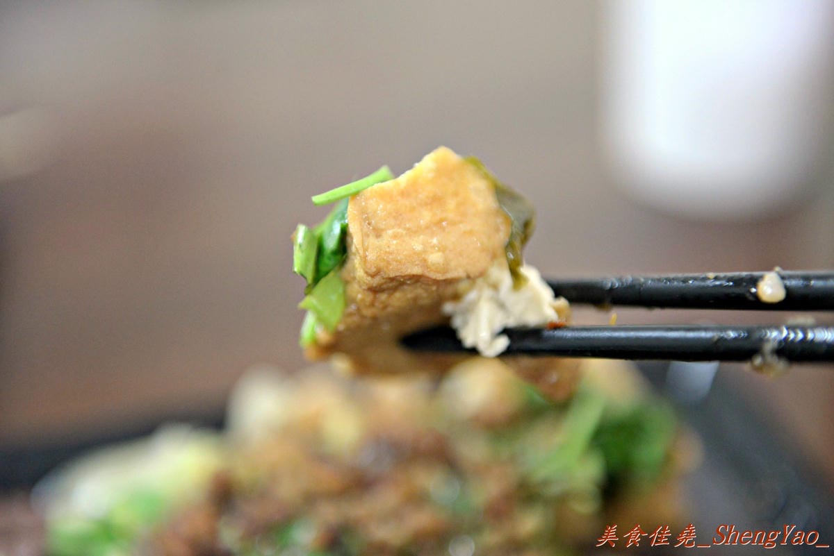 [台中大雅]上楓麵店 – 民國75年創立的老牌麵店,30元炒麵/炒米粉份量超大一盤,淋上甜辣醬和店家自製鮮辣椒醬,吼好吃得不得了。