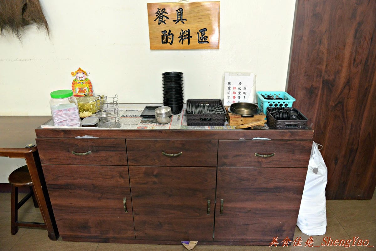 [台中大雅]上楓麵店 – 民國75年創立的老牌麵店,30元炒麵/炒米粉份量超大一盤,淋上甜辣醬和店家自製鮮辣椒醬,吼好吃得不得了。