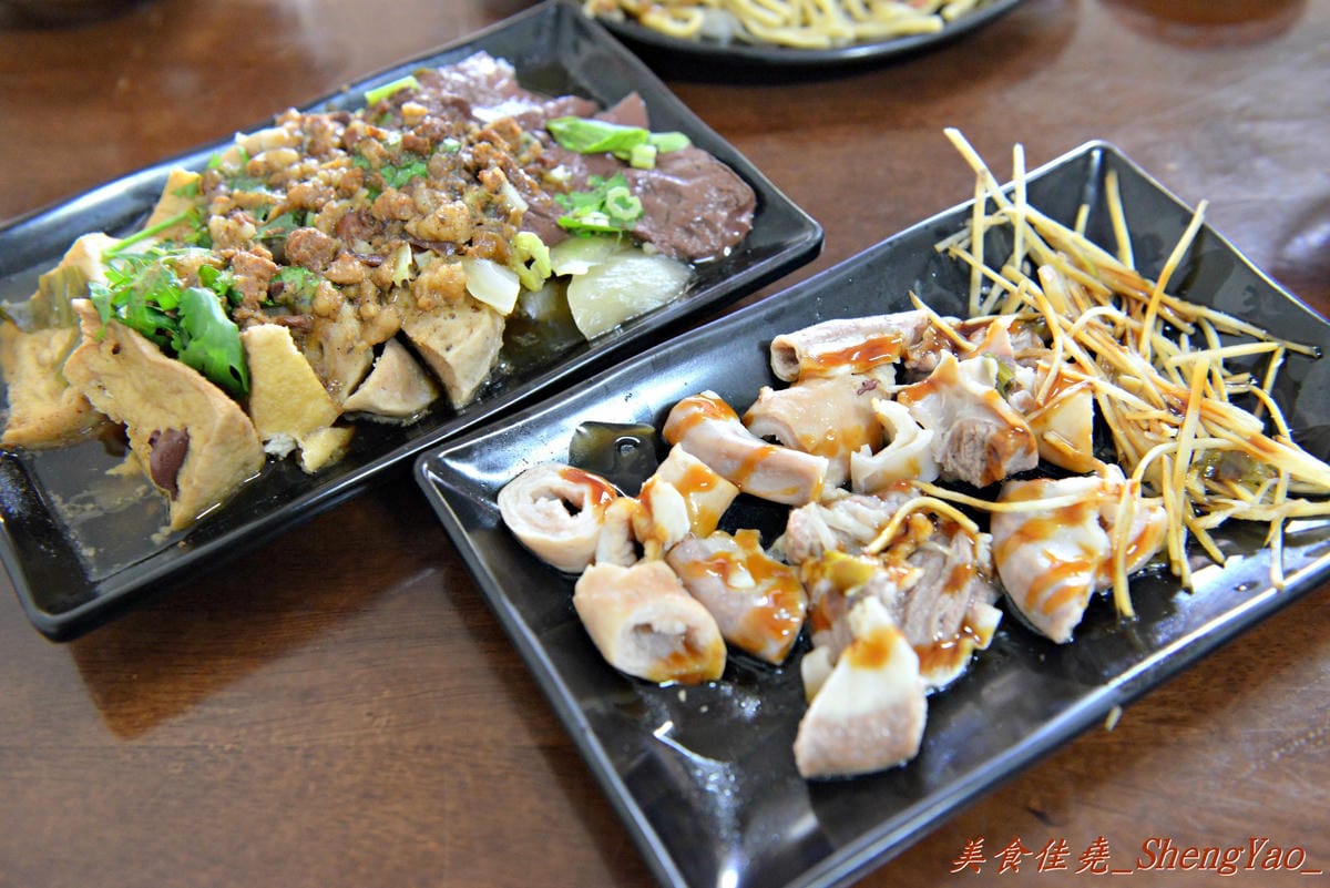 [台中大雅]上楓麵店 – 民國75年創立的老牌麵店,30元炒麵/炒米粉份量超大一盤,淋上甜辣醬和店家自製鮮辣椒醬,吼好吃得不得了。