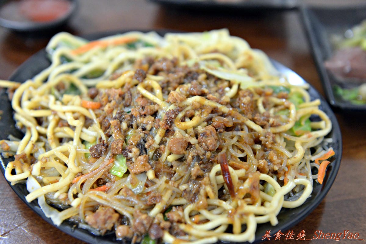 [台中大雅]上楓麵店 – 民國75年創立的老牌麵店,30元炒麵/炒米粉份量超大一盤,淋上甜辣醬和店家自製鮮辣椒醬,吼好吃得不得了。