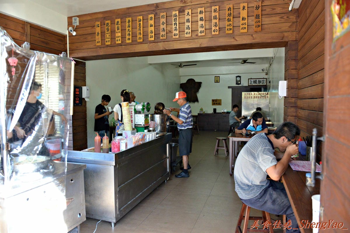 [台中大雅]上楓麵店 – 民國75年創立的老牌麵店,30元炒麵/炒米粉份量超大一盤,淋上甜辣醬和店家自製鮮辣椒醬,吼好吃得不得了。