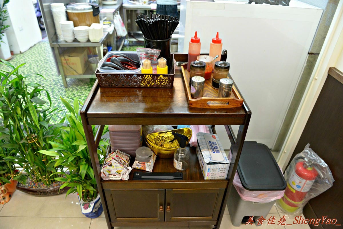 [台中西區] 陳家赤肉羹 東興店 – 粉薄肉大塊,真材實料的好吃赤肉羹。
