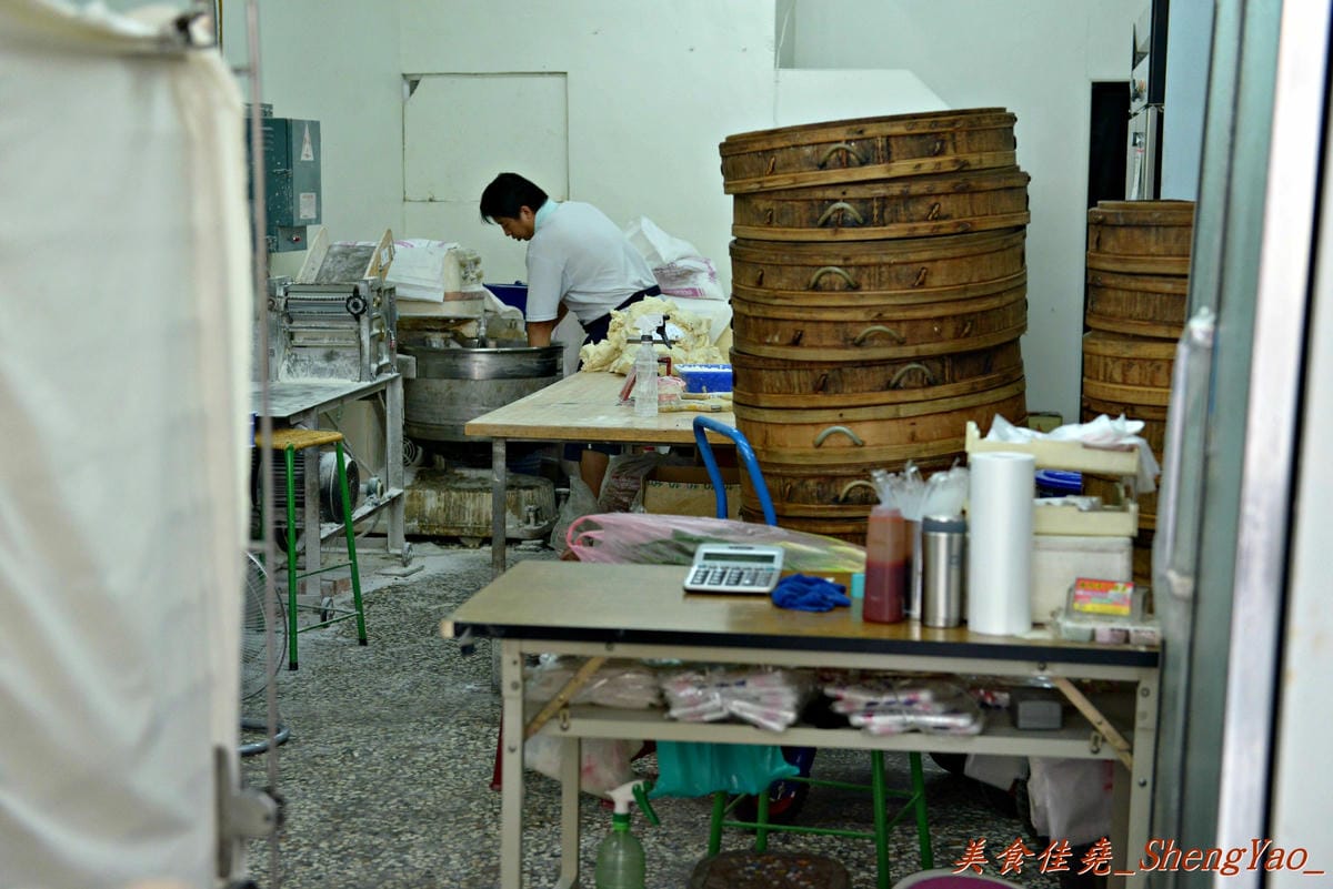 [台中龍井]嘉芳手工包子 – 美食節目多次介紹過的手工包子店,台中其他地方應該吃不到的超特別”櫻花蝦干貝包”,價格上完全把顏記肉包一顆30元給比下去了。(已歇業)