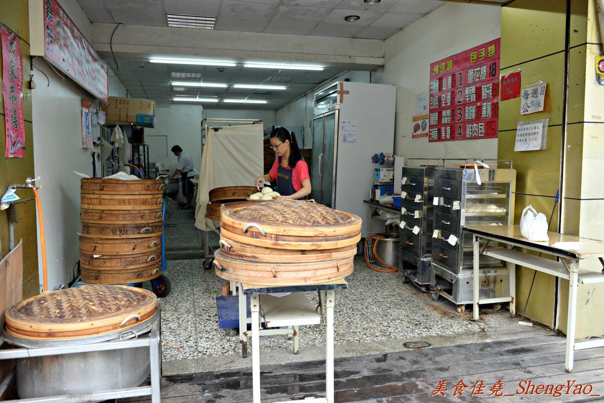 [台中龍井]嘉芳手工包子 – 美食節目多次介紹過的手工包子店,台中其他地方應該吃不到的超特別”櫻花蝦干貝包”,價格上完全把顏記肉包一顆30元給比下去了。(已歇業)