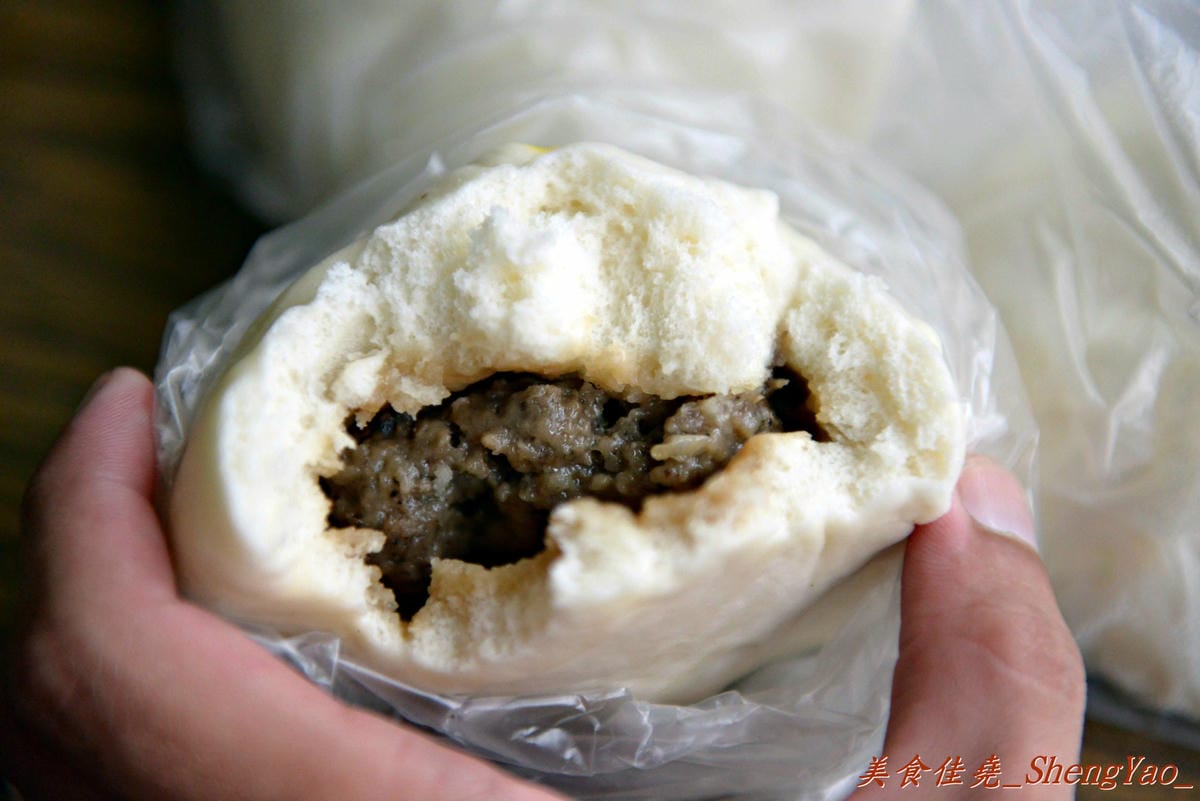[台中龍井]嘉芳手工包子 – 美食節目多次介紹過的手工包子店,台中其他地方應該吃不到的超特別”櫻花蝦干貝包”,價格上完全把顏記肉包一顆30元給比下去了。(已歇業)