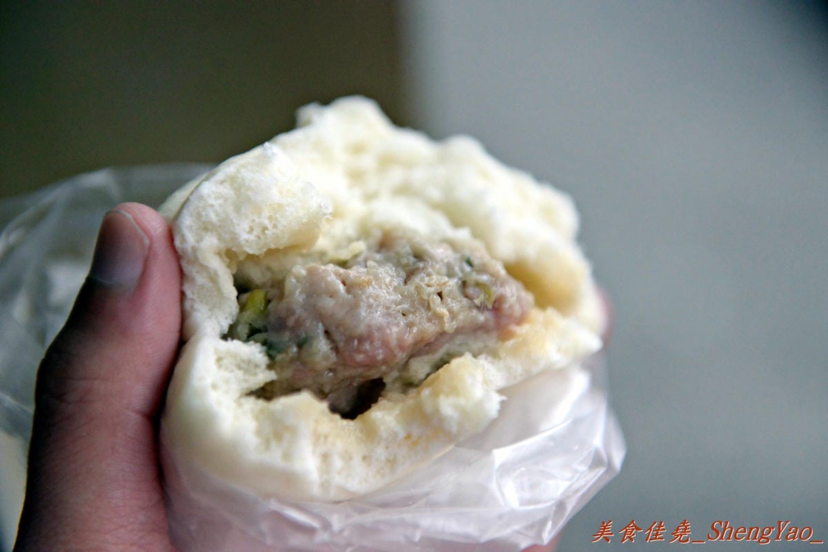 [台中龍井]嘉芳手工包子 – 美食節目多次介紹過的手工包子店,台中其他地方應該吃不到的超特別”櫻花蝦干貝包”,價格上完全把顏記肉包一顆30元給比下去了。(已歇業)