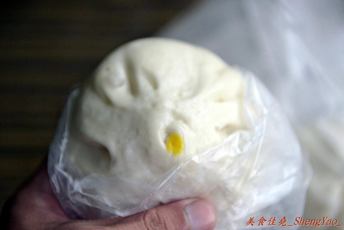 [台中龍井]嘉芳手工包子 – 美食節目多次介紹過的手工包子店,台中其他地方應該吃不到的超特別”櫻花蝦干貝包”,價格上完全把顏記肉包一顆30元給比下去了。(已歇業)