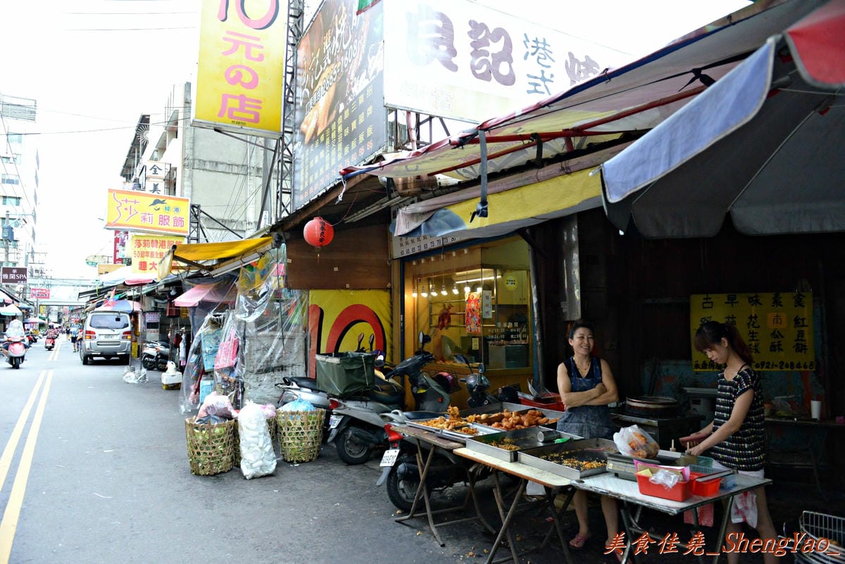 [台中沙鹿]菜市場正妹蚵嗲攤 – 清秀甜美的正妹親手炸蚵嗲,沙鹿菜市場最美麗的風景,蚵嗲皮薄餡飽滿,淋上店家自調的辣醬和醬油,好吃極了!!
