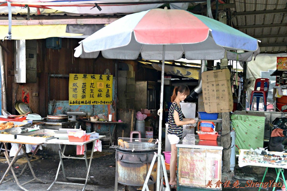 [台中沙鹿]菜市場正妹蚵嗲攤 – 清秀甜美的正妹親手炸蚵嗲,沙鹿菜市場最美麗的風景,蚵嗲皮薄餡飽滿,淋上店家自調的辣醬和醬油,好吃極了!!