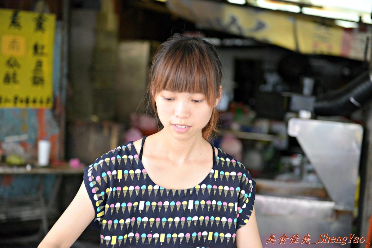 [台中沙鹿]菜市場正妹蚵嗲攤 – 清秀甜美的正妹親手炸蚵嗲,沙鹿菜市場最美麗的風景,蚵嗲皮薄餡飽滿,淋上店家自調的辣醬和醬油,好吃極了!!