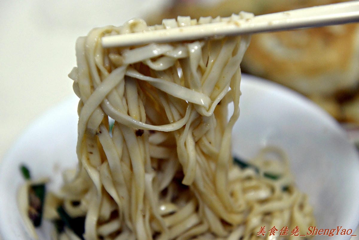 [台中大雅]有春早點 – 來大雅的國術館吃早點?大推手工麵糊蛋餅,超好吃 !! 記得一定要沾醬。
