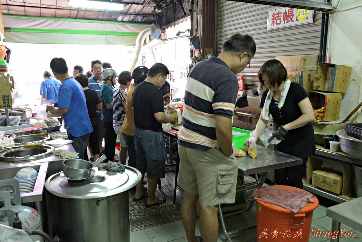 [台中大雅]有春早點 – 來大雅的國術館吃早點?大推手工麵糊蛋餅,超好吃 !! 記得一定要沾醬。