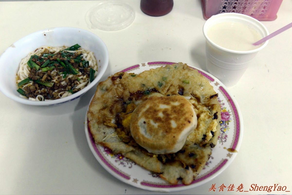[台中大雅]有春早點 – 來大雅的國術館吃早點?大推手工麵糊蛋餅,超好吃 !! 記得一定要沾醬。