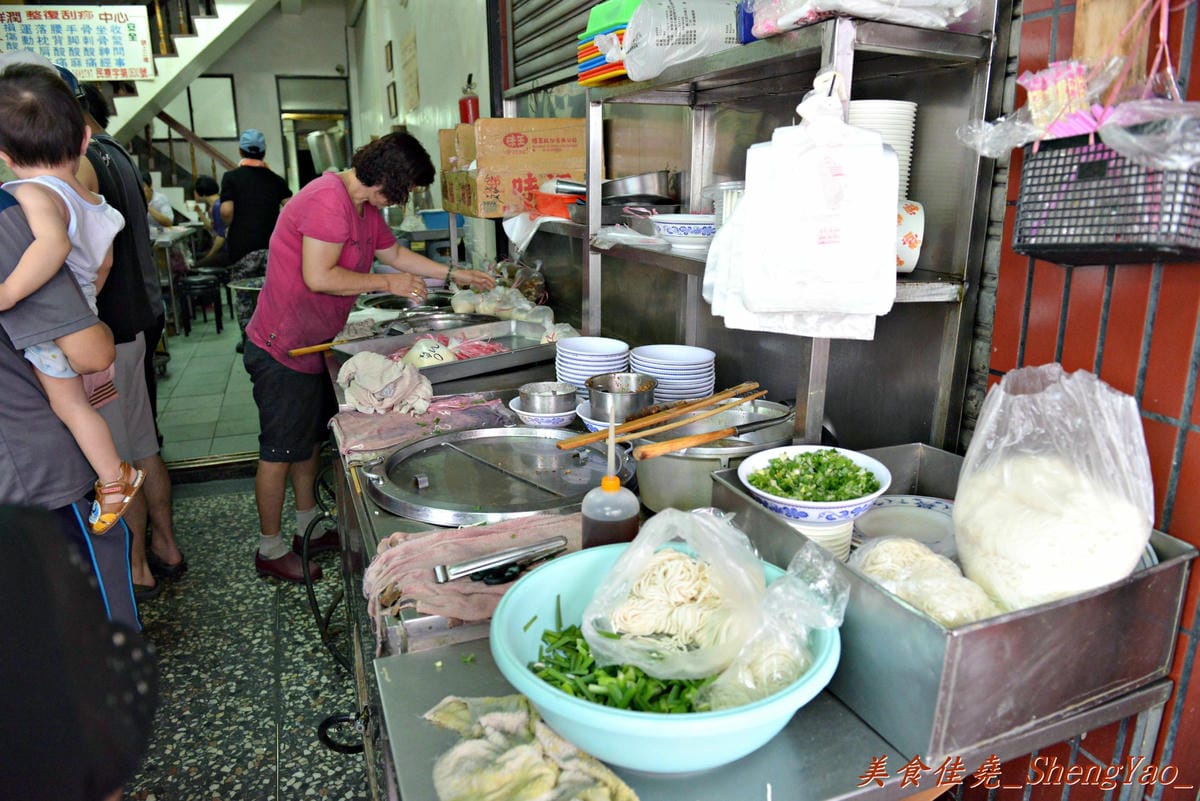 [台中大雅]有春早點 – 來大雅的國術館吃早點?大推手工麵糊蛋餅,超好吃 !! 記得一定要沾醬。
