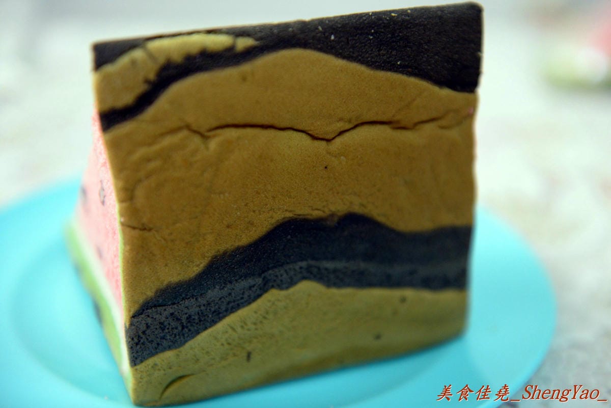 [嚐鮮]西瓜吐司 美二佳蛋糕麵包 V.S 布雷德麵包坊 – 超夯的西瓜吐司,台中海線也有賣了,不用排隊就買得到了 !!