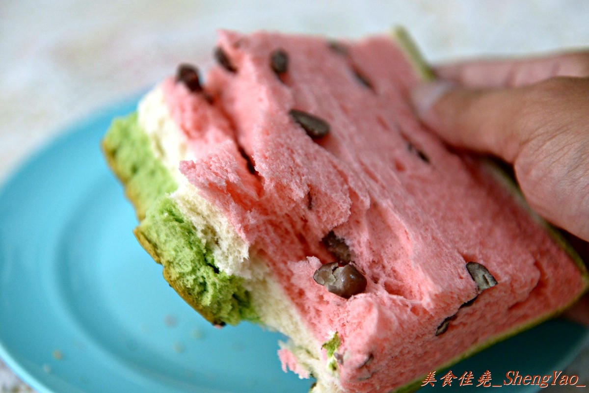 [嚐鮮]西瓜吐司 美二佳蛋糕麵包 V.S 布雷德麵包坊 – 超夯的西瓜吐司,台中海線也有賣了,不用排隊就買得到了 !!