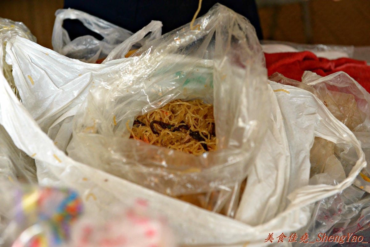 [台中大雅]大雅國小對面炒冬粉&飯糰 – 大雅賣了將近14年的超人氣早點,飯糰料多實在,炒冬粉Q香好吃更是熱賣,8點多幾乎就賣光了。