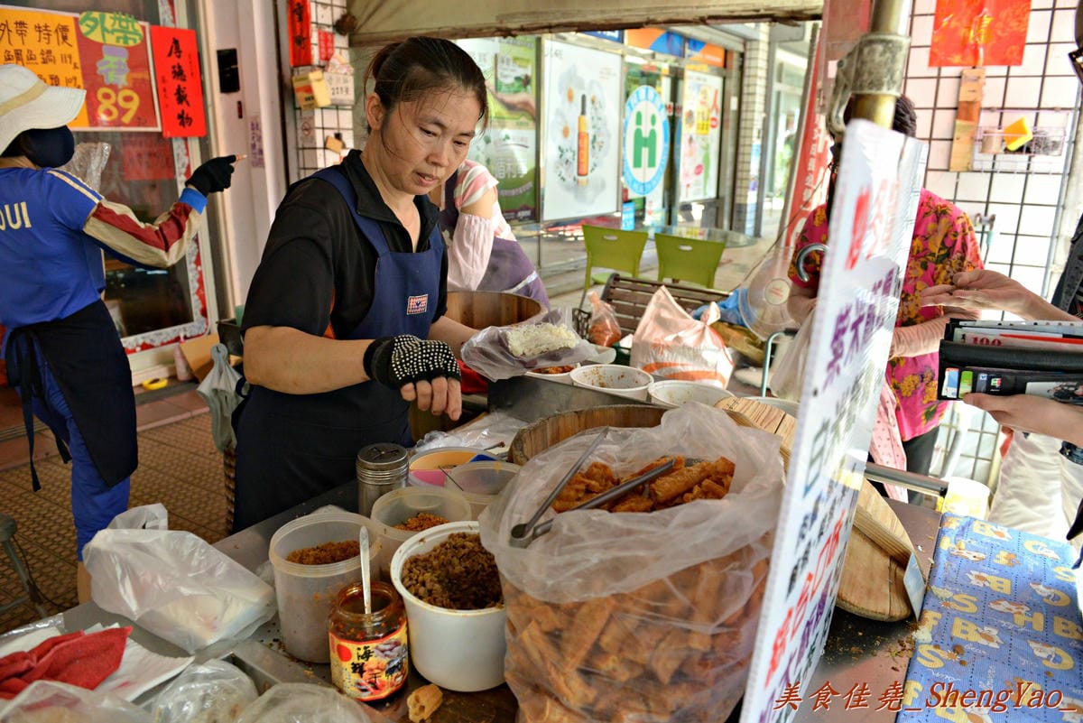 [台中大雅]大雅國小對面炒冬粉&飯糰 – 大雅賣了將近14年的超人氣早點,飯糰料多實在,炒冬粉Q香好吃更是熱賣,8點多幾乎就賣光了。