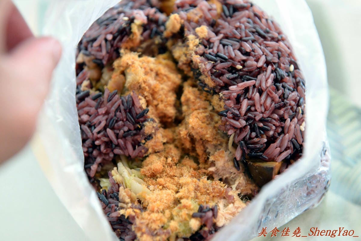 [台中大雅]大雅國小對面炒冬粉&飯糰 – 大雅賣了將近14年的超人氣早點,飯糰料多實在,炒冬粉Q香好吃更是熱賣,8點多幾乎就賣光了。