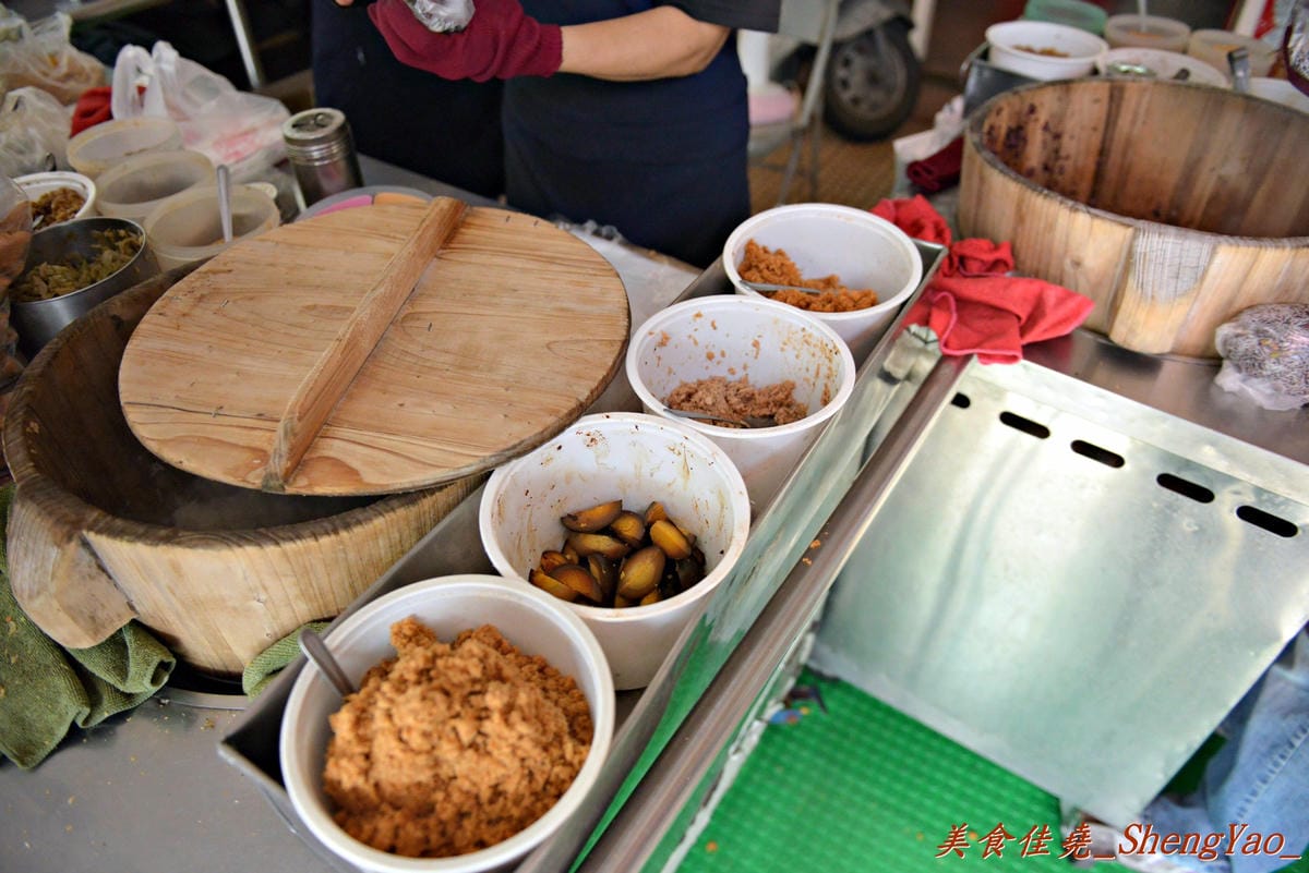 [台中大雅]大雅國小對面炒冬粉&飯糰 – 大雅賣了將近14年的超人氣早點,飯糰料多實在,炒冬粉Q香好吃更是熱賣,8點多幾乎就賣光了。