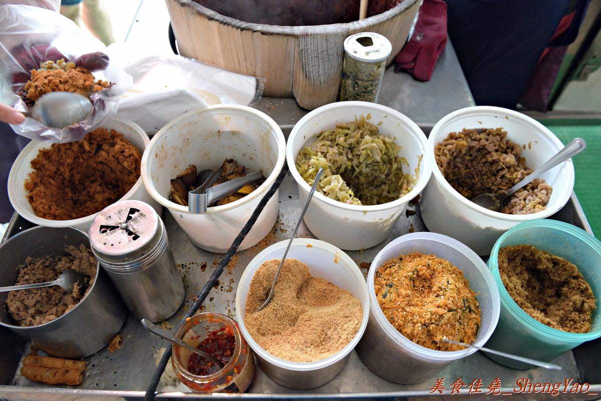 [台中大雅]大雅國小對面炒冬粉&飯糰 – 大雅賣了將近14年的超人氣早點,飯糰料多實在,炒冬粉Q香好吃更是熱賣,8點多幾乎就賣光了。