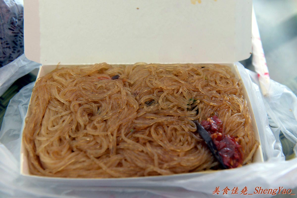 [台中大雅]大雅國小對面炒冬粉&飯糰 – 大雅賣了將近14年的超人氣早點,飯糰料多實在,炒冬粉Q香好吃更是熱賣,8點多幾乎就賣光了。