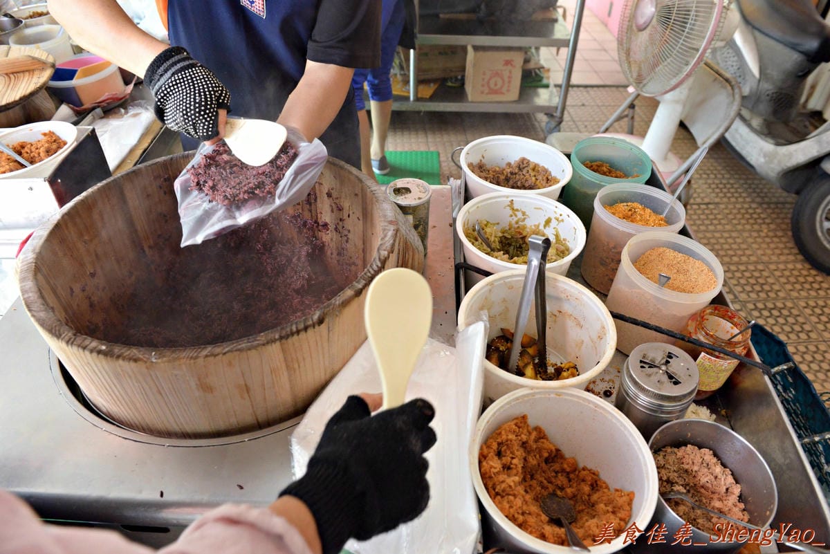 [台中大雅]大雅國小對面炒冬粉&飯糰 – 大雅賣了將近14年的超人氣早點,飯糰料多實在,炒冬粉Q香好吃更是熱賣,8點多幾乎就賣光了。