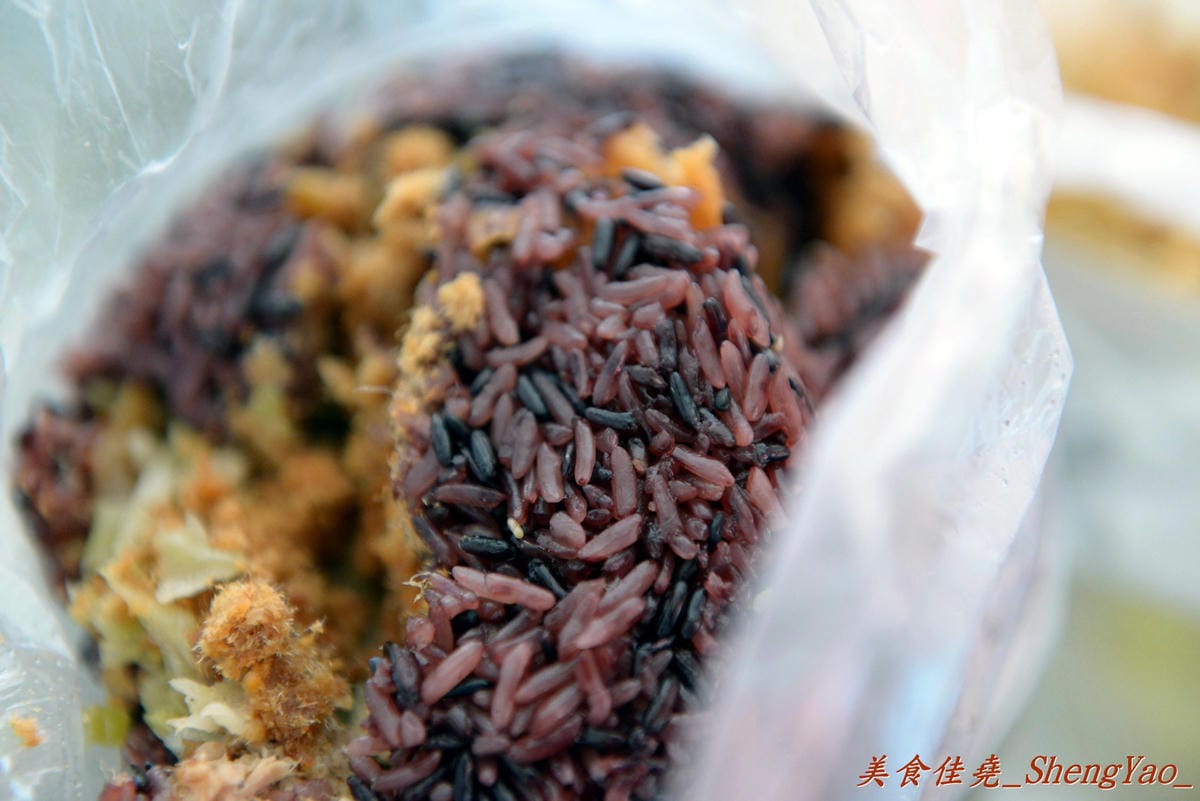 [台中大雅]大雅國小對面炒冬粉&飯糰 – 大雅賣了將近14年的超人氣早點,飯糰料多實在,炒冬粉Q香好吃更是熱賣,8點多幾乎就賣光了。