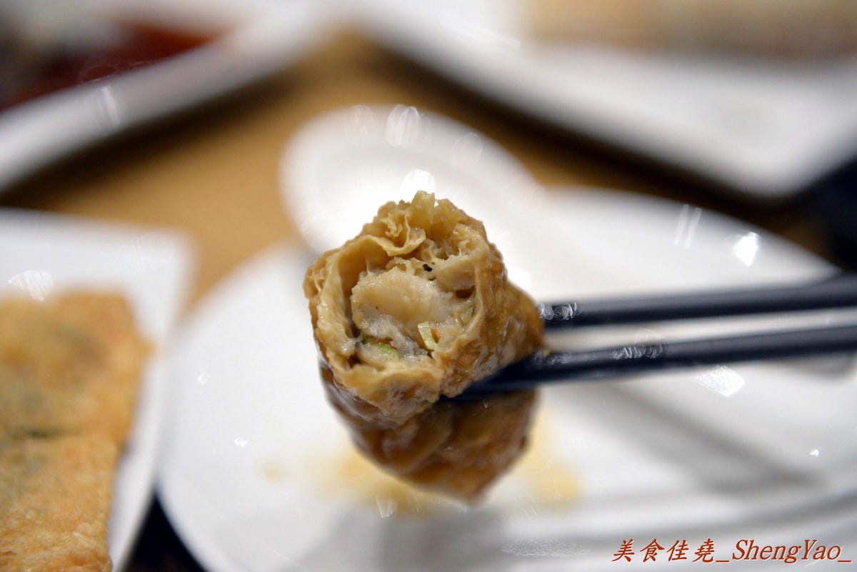 [台中西屯]添好運 台中大遠百店 – 台中也有米其林一顆星的”添好運”了,排隊沒有想像中那麼久,東西種類不多但都很精緻,味道也不俗,非常值得一嚐 !!