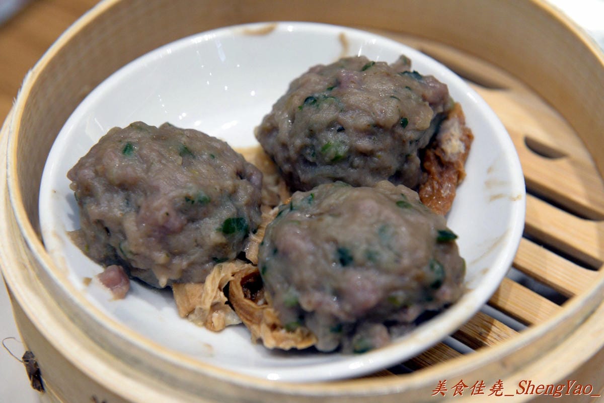[台中西屯]添好運 台中大遠百店 – 台中也有米其林一顆星的”添好運”了,排隊沒有想像中那麼久,東西種類不多但都很精緻,味道也不俗,非常值得一嚐 !!