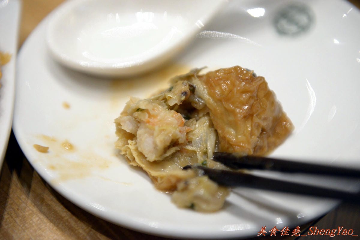 [台中西屯]添好運 台中大遠百店 – 台中也有米其林一顆星的”添好運”了,排隊沒有想像中那麼久,東西種類不多但都很精緻,味道也不俗,非常值得一嚐 !!