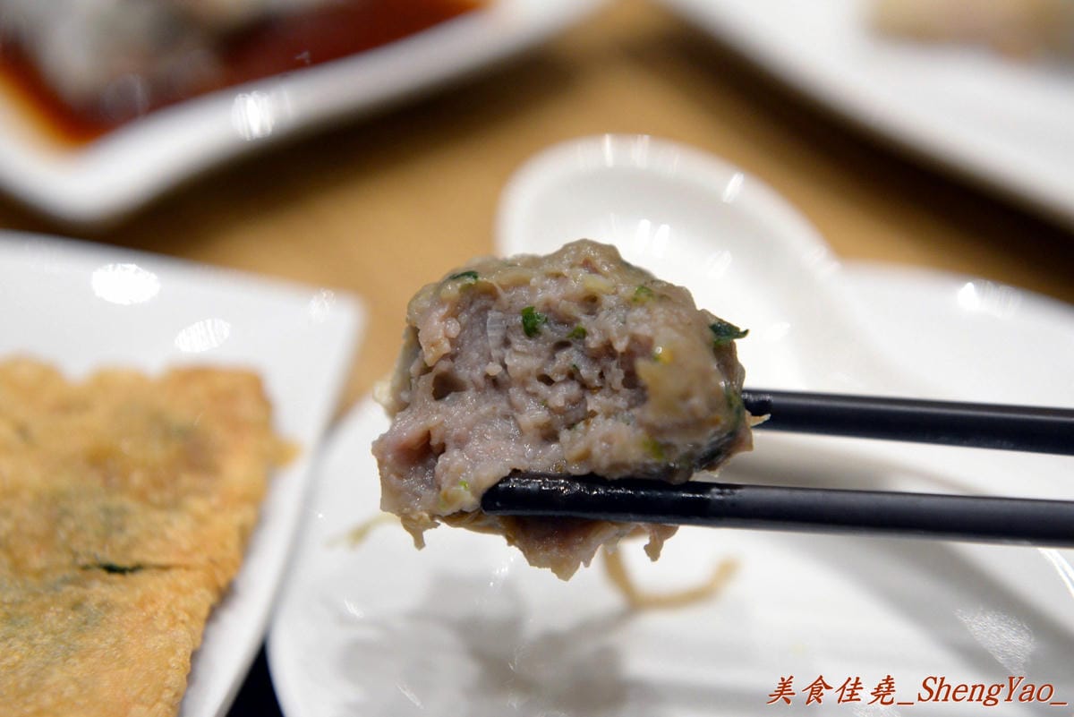 [台中西屯]添好運 台中大遠百店 – 台中也有米其林一顆星的”添好運”了,排隊沒有想像中那麼久,東西種類不多但都很精緻,味道也不俗,非常值得一嚐 !!