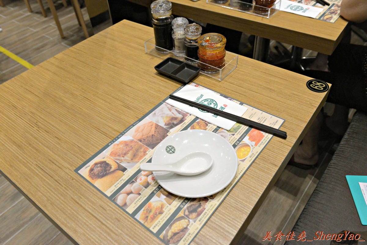 [台中西屯]添好運 台中大遠百店 – 台中也有米其林一顆星的”添好運”了,排隊沒有想像中那麼久,東西種類不多但都很精緻,味道也不俗,非常值得一嚐 !!