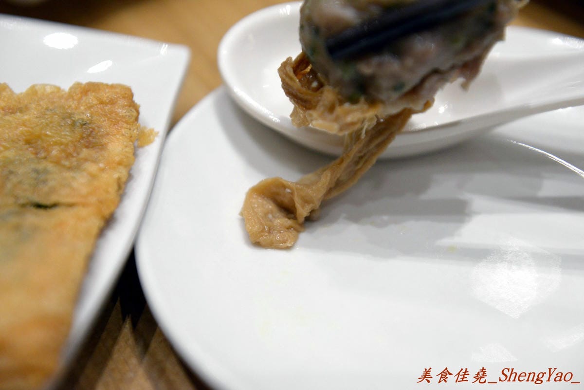 [台中西屯]添好運 台中大遠百店 – 台中也有米其林一顆星的”添好運”了,排隊沒有想像中那麼久,東西種類不多但都很精緻,味道也不俗,非常值得一嚐 !!
