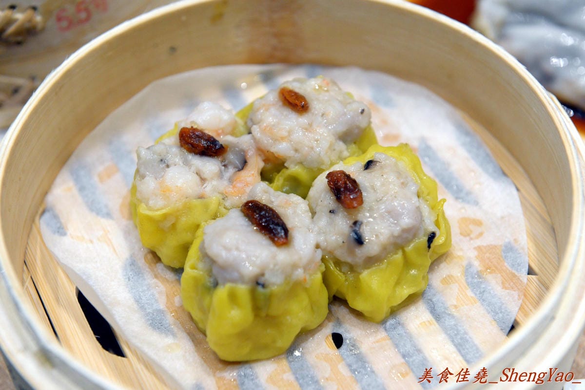 [台中西屯]添好運 台中大遠百店 – 台中也有米其林一顆星的”添好運”了,排隊沒有想像中那麼久,東西種類不多但都很精緻,味道也不俗,非常值得一嚐 !!