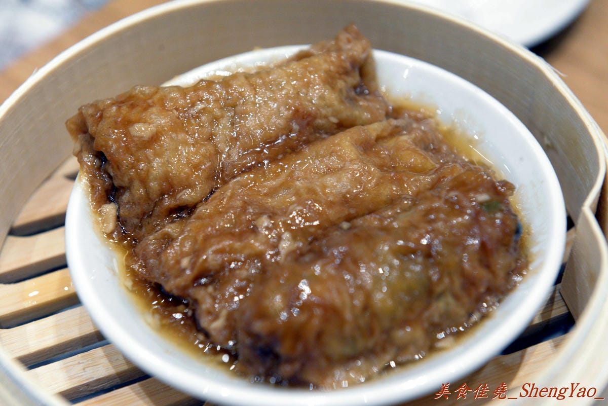 [台中西屯]添好運 台中大遠百店 – 台中也有米其林一顆星的”添好運”了,排隊沒有想像中那麼久,東西種類不多但都很精緻,味道也不俗,非常值得一嚐 !!