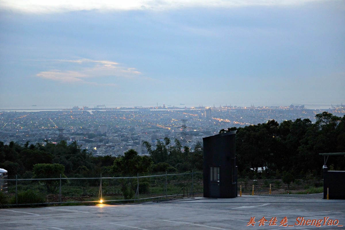 [台中沙鹿]望景咖啡 – 沙鹿新開幕的夜景咖啡廳,夜晚景色還不錯,停車方便,餐點飲料略嫌普通。