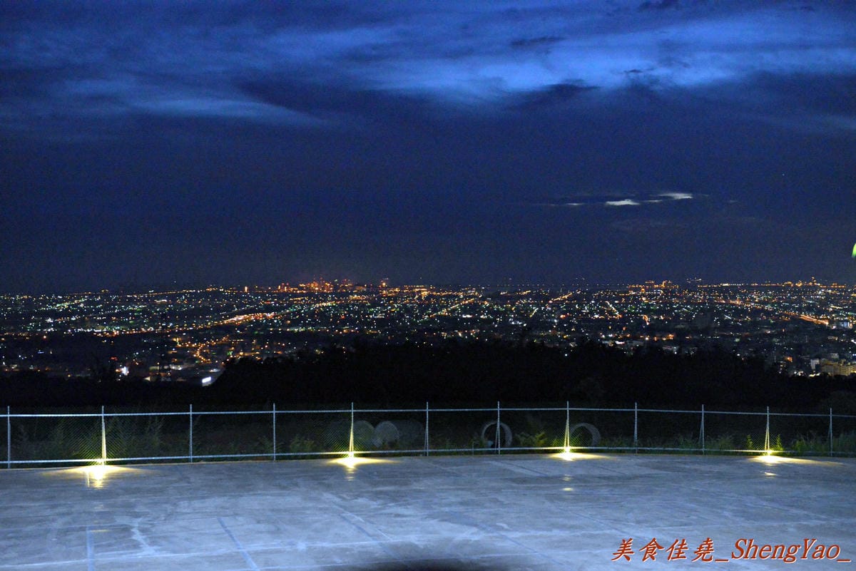 [台中沙鹿]望景咖啡 – 沙鹿新開幕的夜景咖啡廳,夜晚景色還不錯,停車方便,餐點飲料略嫌普通。