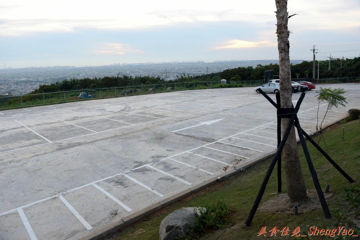 [台中沙鹿]望景咖啡 – 沙鹿新開幕的夜景咖啡廳,夜晚景色還不錯,停車方便,餐點飲料略嫌普通。