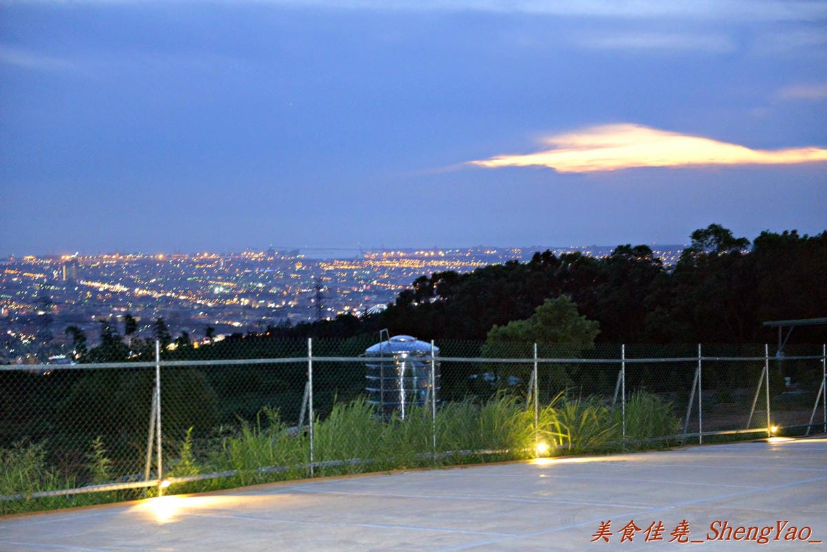 [台中沙鹿]望景咖啡 – 沙鹿新開幕的夜景咖啡廳,夜晚景色還不錯,停車方便,餐點飲料略嫌普通。
